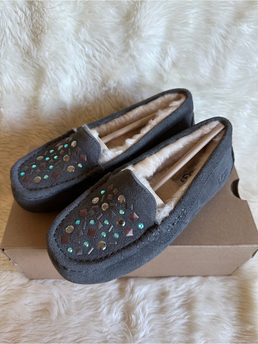 NIB! UGG Ansley Stud II Women's Slippers Size 5 Grey Suede Sheepskin Slip On